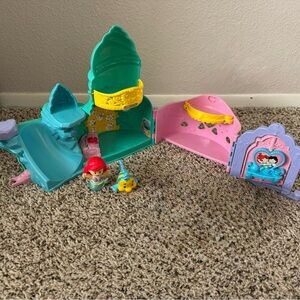 Little People Ariel’s Grotto with Ariel and Flounder Figures